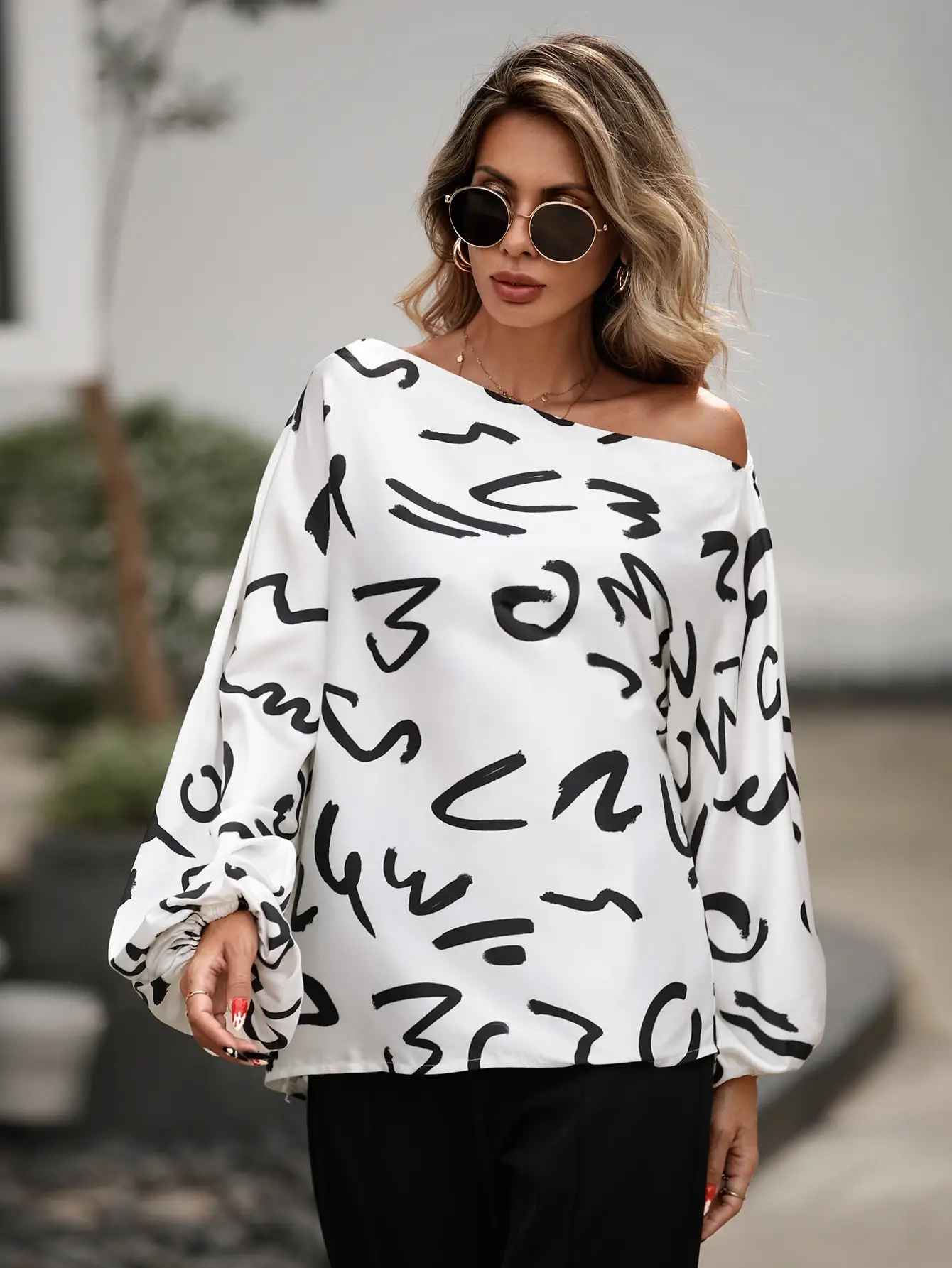 Spring and summer women's fashionable color matching diagonal shoulder long sleeved printed shirt casual women's clothing