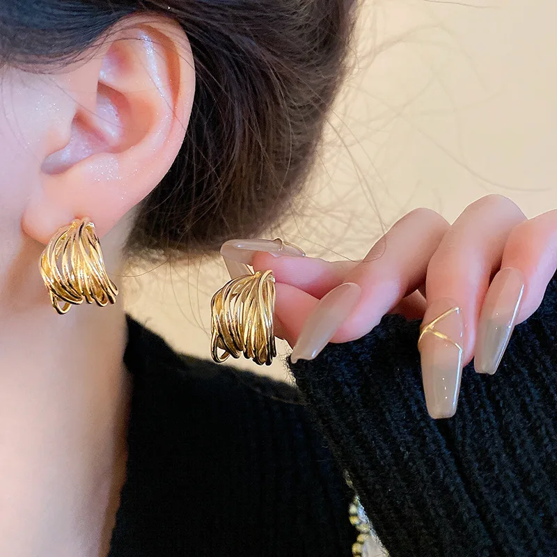 XIALUOKE Punk Metal Hollow Out Winding Geometric Stud Earrings For Women Personality Minimalist Golden Earrings Party Jewelry