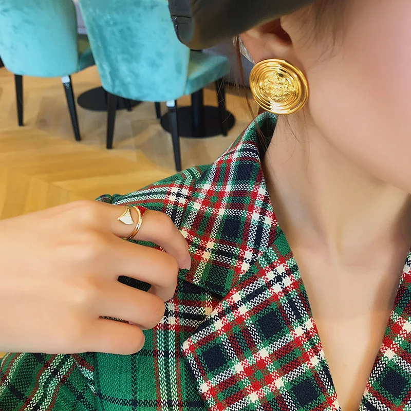Vintage Gold Color Round Buttons Shaped Stud Earrings For Women Personality Simple Design Metal Young Girls Party Jewelry N545