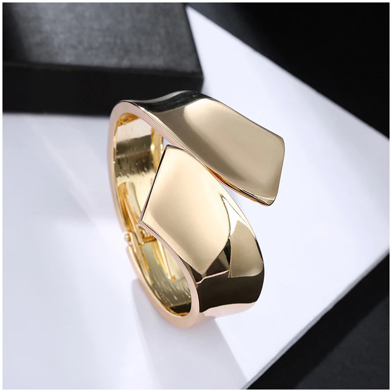 Gold Plating Smooth Statement Bangle for Women High Quality Bowknot Chunky Vintage Metal Bracelet Party Wedding Gifts