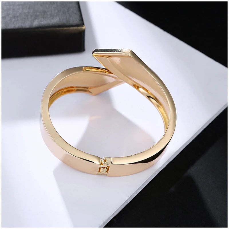 Gold Plating Smooth Statement Bangle for Women High Quality Bowknot Chunky Vintage Metal Bracelet Party Wedding Gifts