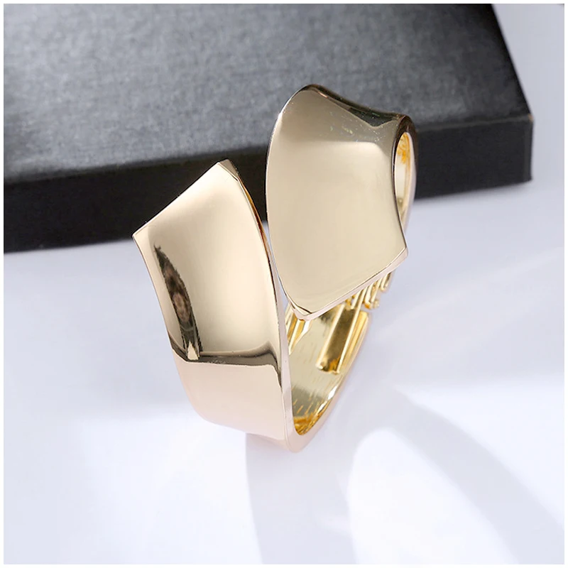 Gold Plating Smooth Statement Bangle for Women High Quality Bowknot Chunky Vintage Metal Bracelet Party Wedding Gifts