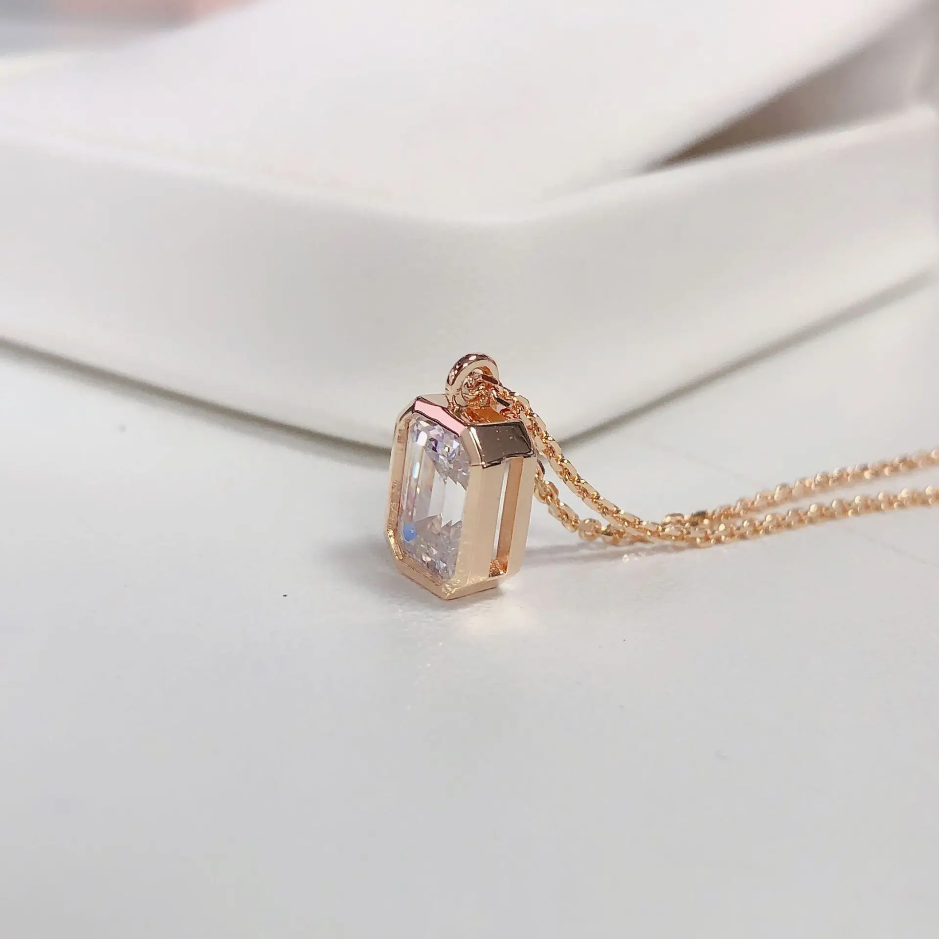 Rose Gold Necklace Arm with 2 Carat Emerald Fashion Jewelry  Gold AU585 Necklace 18k Gold Necklace