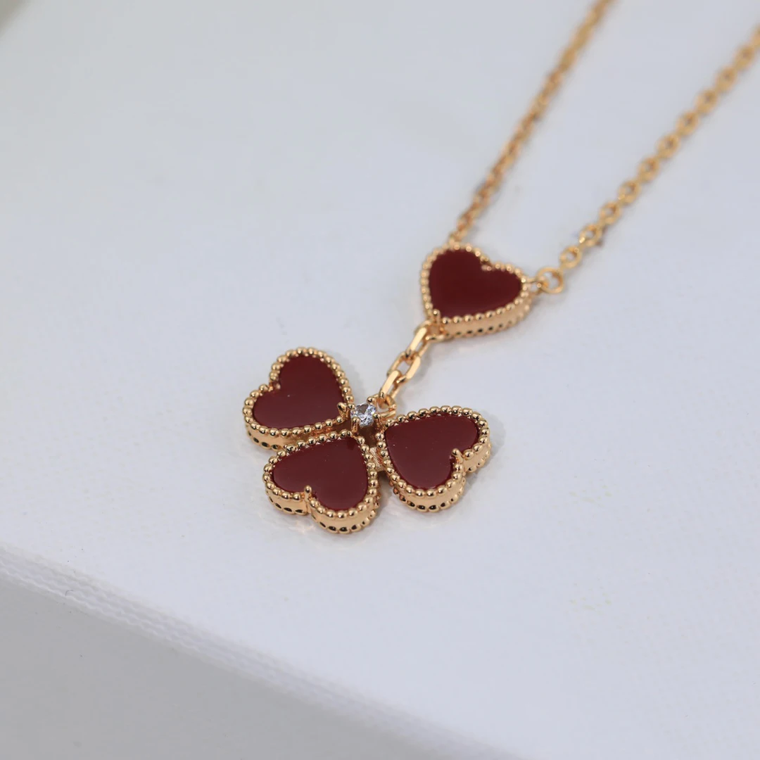 Sweet Sweetheart Love Necklace with Natural Stone Inlaid Electroplated 18K Gold Craft and Subgold Material gift