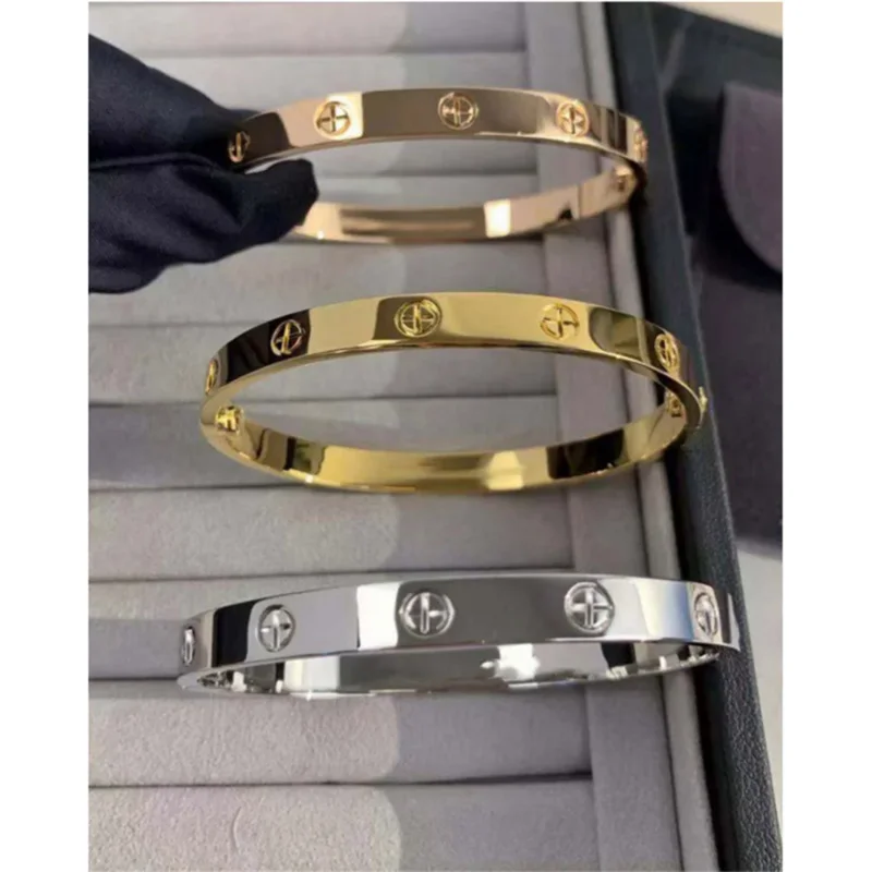 The high-quality titanium steel alloy thickened plated 18K dazzling classic LOVE bracelet loved by the public.