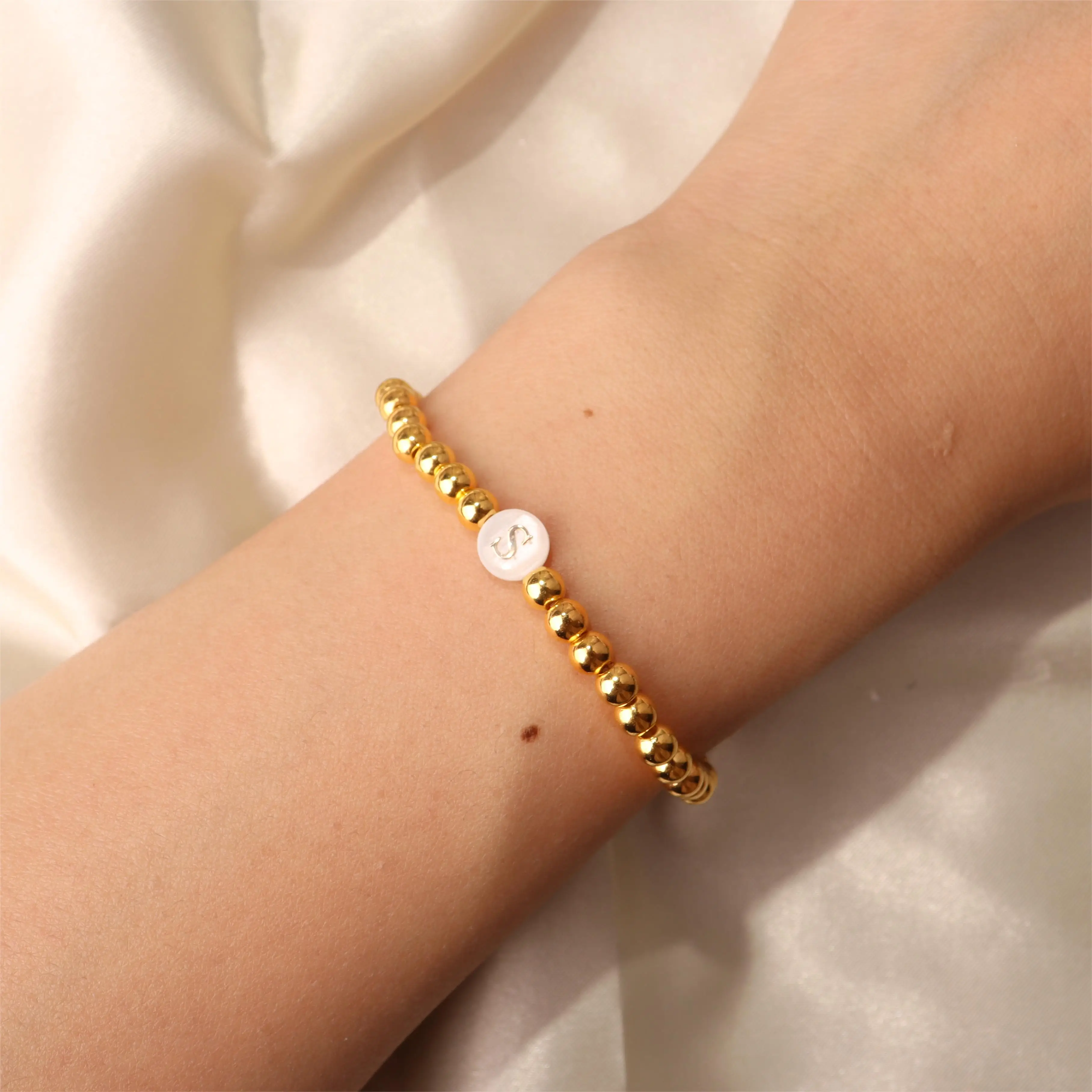 1Pc Classic Shinning 24 Letter Seashells Bracelets For Women Fashion Beads Lucky Bracelet White Jewelry Summer