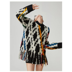 Women Contrast Jacquard Knit Sweater Crew Neck Tassel Detail 2025 Spring New Arrival Casual Street Indie Design Knit Top Chic