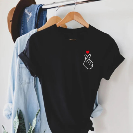 Korean Finger Love Symbol T-shirt Korean Finger Heart Kpop Shirt Women Graphic T Shirts Cute K-Pop Tee Short Sleeve Female Tops