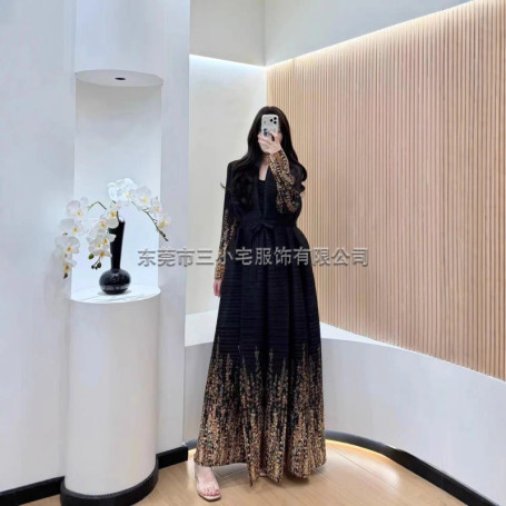 Fold Women's Black Pleated Abaya Long-Sleeve Maxi Robe Gold Pattern Decor Texture Fabric Elegant Fashion Daily Wear Trendy Chic